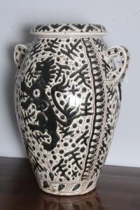 Antigo e grande cântaro Cantagalli com decoração medieval "a Zaffera". Altura 61 cm.